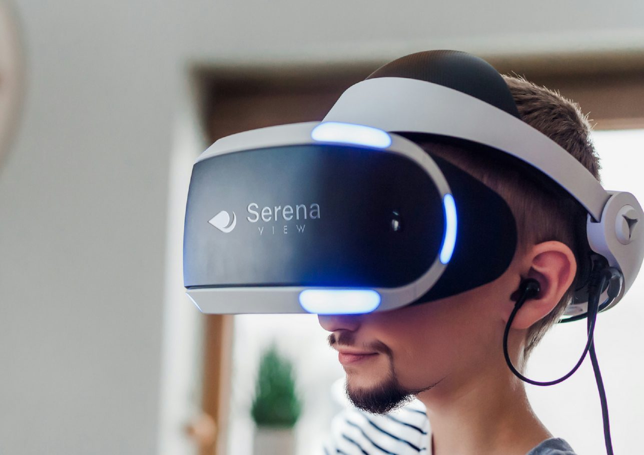 Personne portant un casque VR Serena View